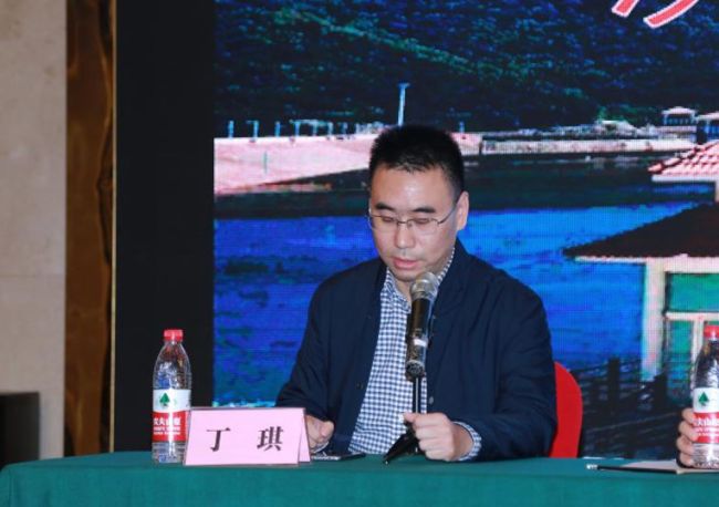 会议由信阳市医学会肾脏病学分会秘书丁琪主持.