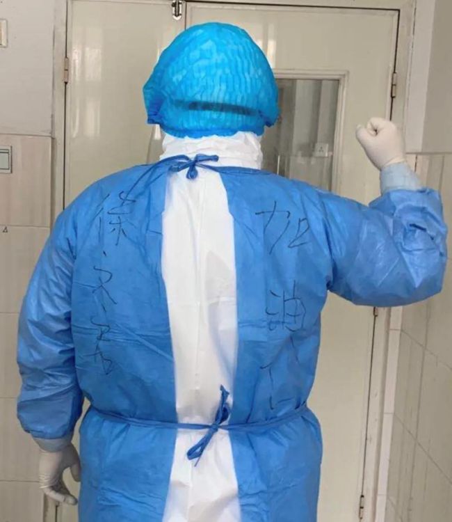 看,他们穿着防护服的背影写着"忧国忧民"