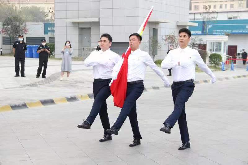 五星红旗高高飘扬  信阳市中心医院举行迎国庆升旗仪式